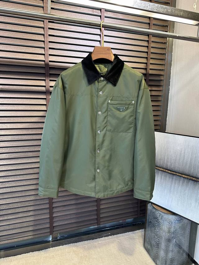 Pra&普拉哒fw2024新款翻领夹克棉服外套。采用定制环保防风防雨夹克面料，软糯亲肤，抗皱立挺有型；拼接翻领设计，时尚感满满，商务与休闲兼并；客供五金辅料，高