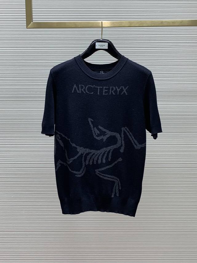 Arcteryx 始祖鸟，2024早秋aw新品，时尚休闲针织圆领短袖t恤，专柜同步有售，原单狠货，进口原版面料，工艺极度复杂，视觉相当雅致时髦，高贵而优雅，从主