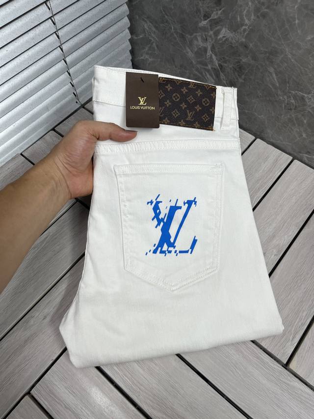 Lv‘’2024新品男士牛仔裤 面料弹性好。独家发售 官网同步 时尚优雅 重工艺设计。采用原色酵母水洗工艺 精选进口重磅丹宁牛仔面料 配专柜五金装饰 真皮皮牌