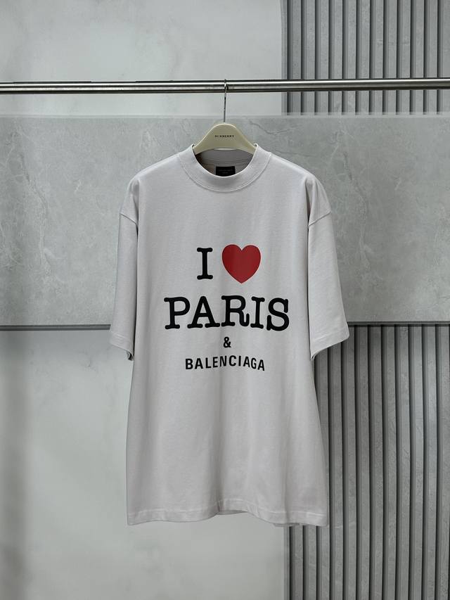 Balenciag*A 巴黎世-家，24新款love Paris印花短袖t恤，专柜同步在售。 定制棉质面料，三标辅料齐全。 尺码:Xs-L码