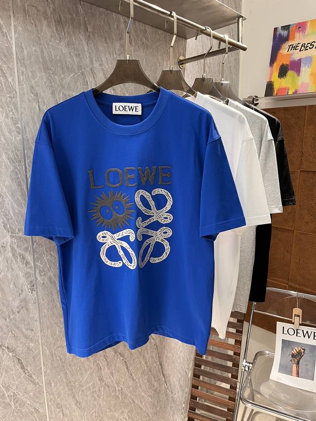 Loewe 2024秋冬新品t恤！240克高织棉休闲t恤 这款t恤采用轻盈面料，穿着舒适。这款t恤设计简约，正幅标识图型、，彰显个性，时尚潮流。宽松版型，休闲自