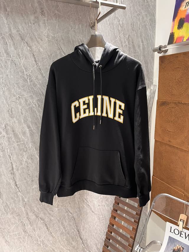 Celine 2024秋季裂纹印花帽衫 面料采用420克双股毛圈.面料采用长纱棉定织. 面料布匹洗水.增加手感与固色固版型.印花采用裂纹工艺做法.多层浆料复合.