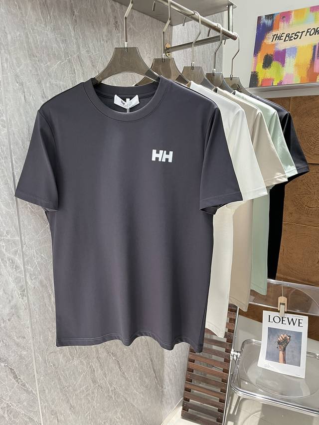 Helly Hansen 2024秋冬新品圆领短袖t恤，基础款净版让你过目难忘！此款短tee甄选240G冰棉面料，触感爽滑软糯，贴身穿着极致舒适亲肤！胸前字母印