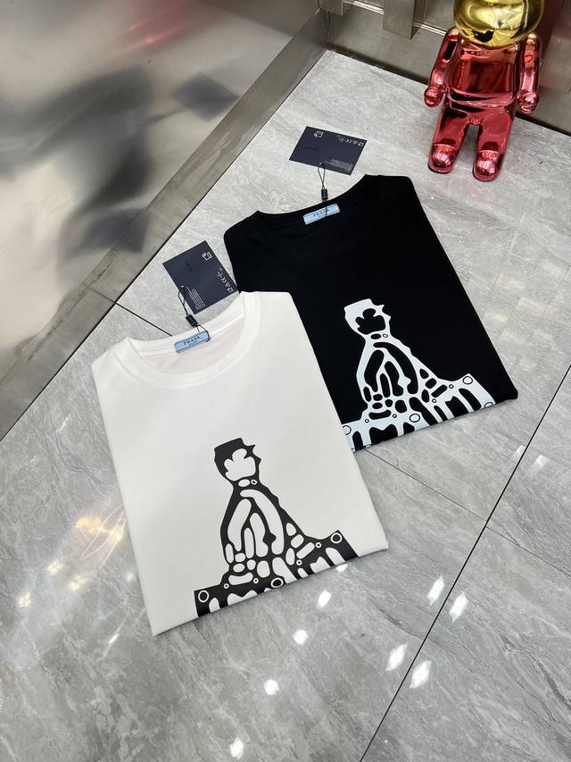 Prada 普拉达 2024年春夏新品上新 三标齐全 丝光棉圆领短袖t恤 好货不用过多介绍 看细节 专柜码数：M-Xxxl 175 140建议l