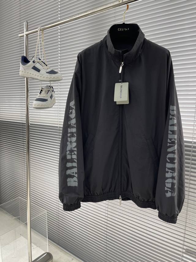 Balenciag 24Ss运动府绸夹克 科技府绸 中性款型 运动大号版型 高领 双头拉链开合 落肩 2个拉链斜口袋 弹性袖口和腰围 衣袖饰以stencil T