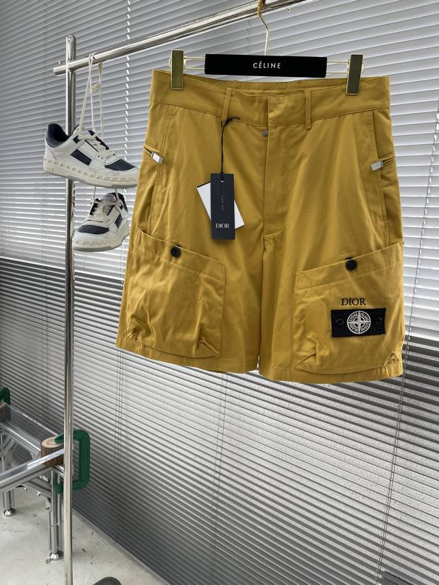 Dio X Stone Island 最新联名款工装短裤 24Ss新款短裤来自 Dio And Stone Island 限定系列，突显联名系列标志，Stone