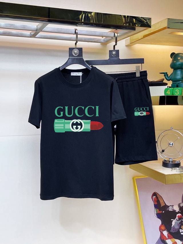 Gucci 古奇 胖子福音 2024官网同款.世界知名奢侈品牌.夏季男士 双丝光 高品质货套装 采用进口原单面料 ，当季时尚潮流款，百搭爆款。简洁大方，精密的车