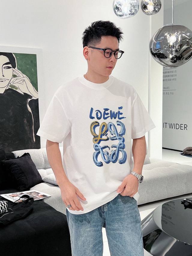 品牌 Loewe罗意威 胖子福音 原单男士休闲短袖t恤，2024春夏新品，定制胸前顶级logo 工艺、搭配整件细节 品质及剪裁设计都堪称一流，定制进口丝光棉面料