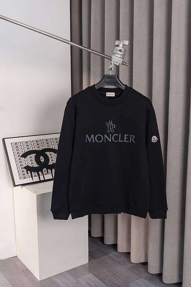 款号：He029 Moncler-蒙口领口字母徽章圆领卫衣 衣服面料采用原版定织定染纯棉毛圈400G高克重面料，柔软亲肤细腻。做工细致，厚度适中，后领织带包边延