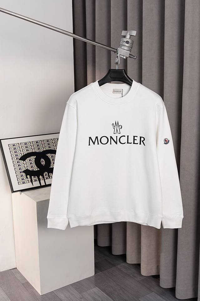 款号：He029 Moncler-蒙口领口字母徽章圆领卫衣 衣服面料采用原版定织定染纯棉毛圈400G高克重面料，柔软亲肤细腻。做工细致，厚度适中，后领织带包边延