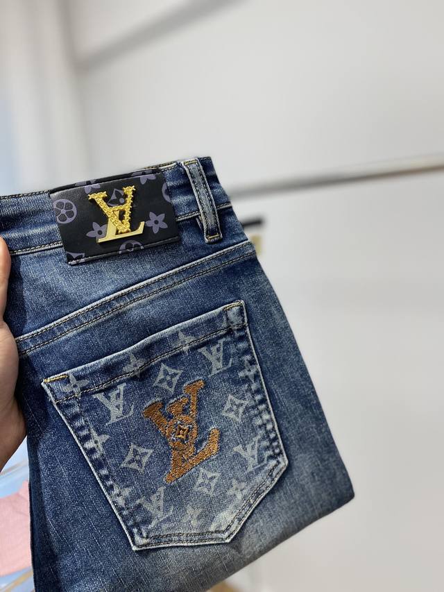 Lv、2024最新品，专柜同步有售，原单狠货，水洗休闲牛仔裤，进口原版水洗弹力面料，舒适有弹性，原版五金辅料装饰logo，版型超正，档次极高，专柜品质，上身时尚