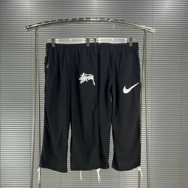 斯图西stussy X Nike 联名沙滩裤篮球短裤限量梭织尼龙美式运动休闲长裤 颜色：黑色 尺寸：S M L Xl Stussy X Nike｜潮牌鼻祖与运动