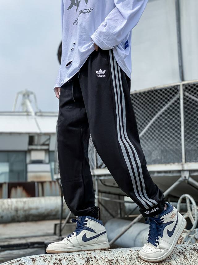 Yld677＃ Adidas 阿迪达斯三叶草卫裤海外专柜款三条杠休闲裤，男女同款，小红书 Ins 抖音爆款，超人气单品，经典logo，版型好看，上身有型，修饰完