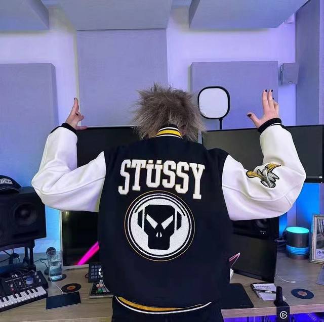 上新 Stussy X Metalheadz 30周年重磅联名款毛巾刺绣棒球服外套 斯图西从去年就已经开始预热的一件棒球夹克，整体的质感是非常到位的，从意义上来