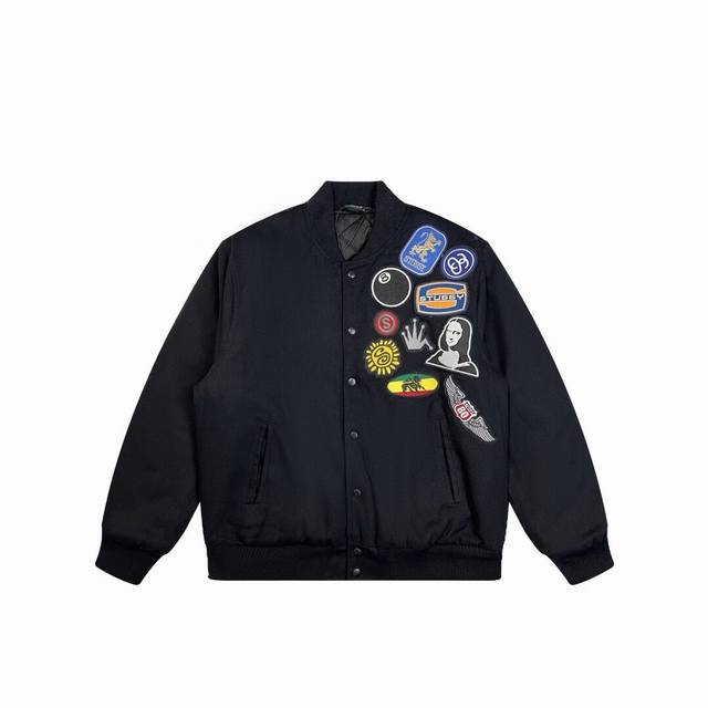 Stussy 斯图西23款徽章贴布刺绣棒球服夹克 新款经典潮流贴图立领棒球服夹克外套，全棉斜纹面的帆布质地结合针织厚实螺纹的棒球服样式 ，符合潮人街头的春秋搭配