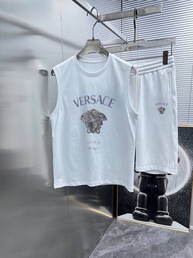 品牌 Versace 范思哲 2024夏季新品背心套装，经典简约款式 任何人都可以轻松驾驶 进口定制丝光棉面料 手软舒适有型 吸汗透气 ，胸前经典品牌字母log