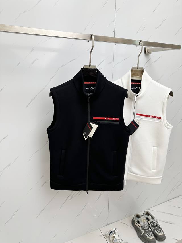 Prada Linea Rossa 系列 马甲 衣身采用轻质bi-Stretch 面料打造，该面料是prada Linea Rossa运动系列惯用的空气层织物