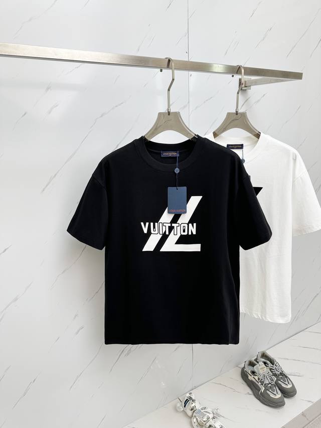 Lv 2024 专柜同款圆领短袖t恤 定制面料 高弹力好伸缩，大logo 采用品牌logo标志图案. 高端人士必备单品，随意出入专柜，放心购买 码数： S 3X