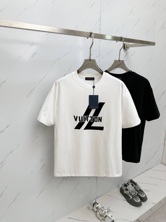 Lv 2024 专柜同款圆领短袖t恤 定制面料 高弹力好伸缩，大logo 采用品牌logo标志图案. 高端人士必备单品，随意出入专柜，放心购买 码数： S 3X