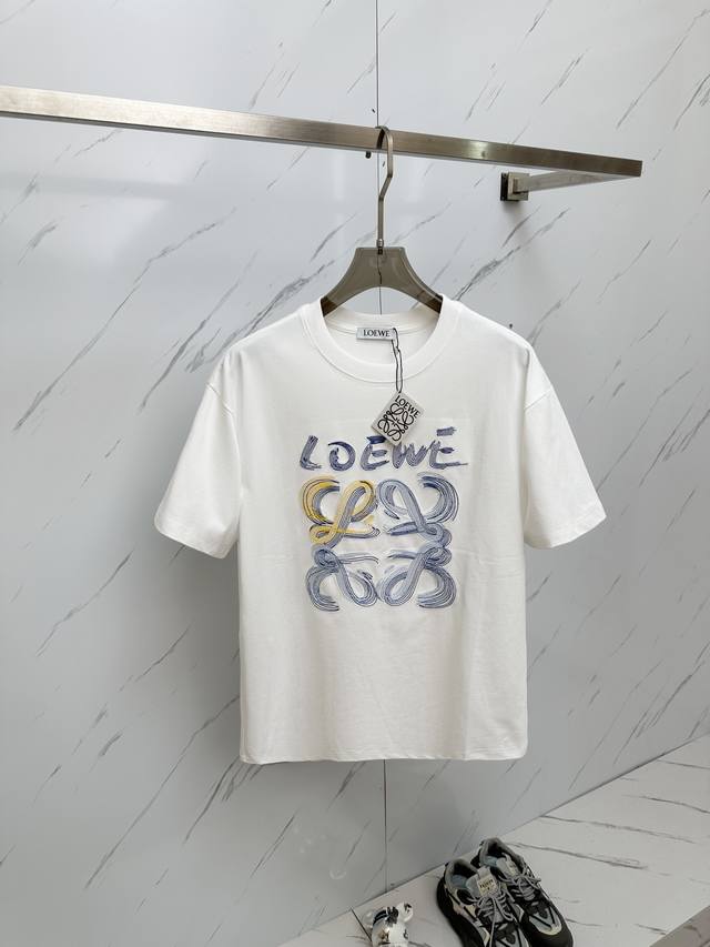 Loewe 2024 专柜同款圆领短袖t恤 定制面料 高弹力好伸缩，大logo 采用品牌logo标志图案. 高端人士必备单品，随意出入专柜，放心购买 码数： S