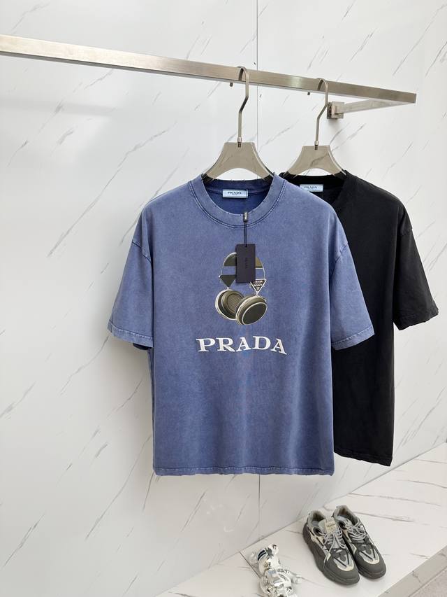 Prada 2024 专柜同款圆领短袖t恤 定制面料 高弹力好伸缩，大logo 采用品牌logo标志图案. 高端人士必备单品，随意出入专柜，放心购买 码数： S