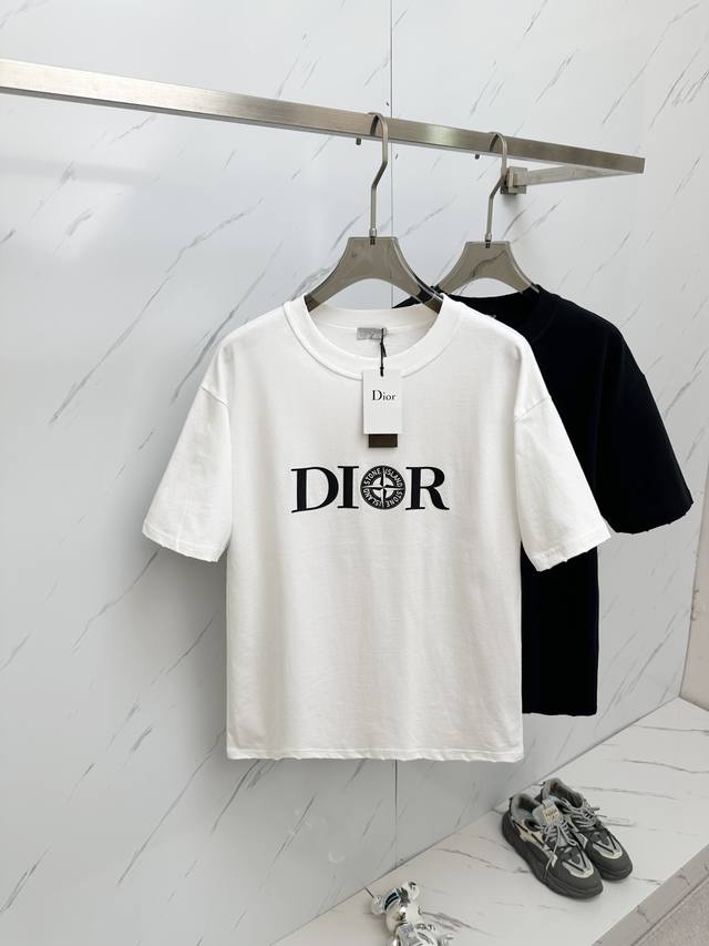 Dior 2024 专柜同款圆领短袖t恤 定制面料 高弹力好伸缩，大logo 采用品牌logo标志图案. 高端人士必备单品，随意出入专柜，放心购买 码数： S-