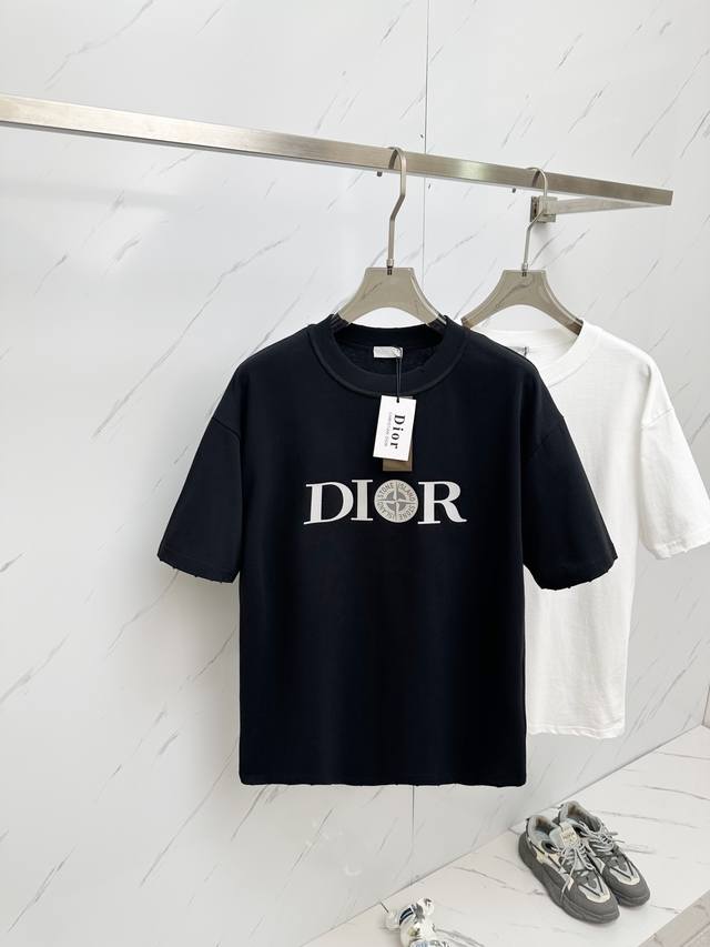 Dior 2024 专柜同款圆领短袖t恤 定制面料 高弹力好伸缩，大logo 采用品牌logo标志图案. 高端人士必备单品，随意出入专柜，放心购买 码数： S-