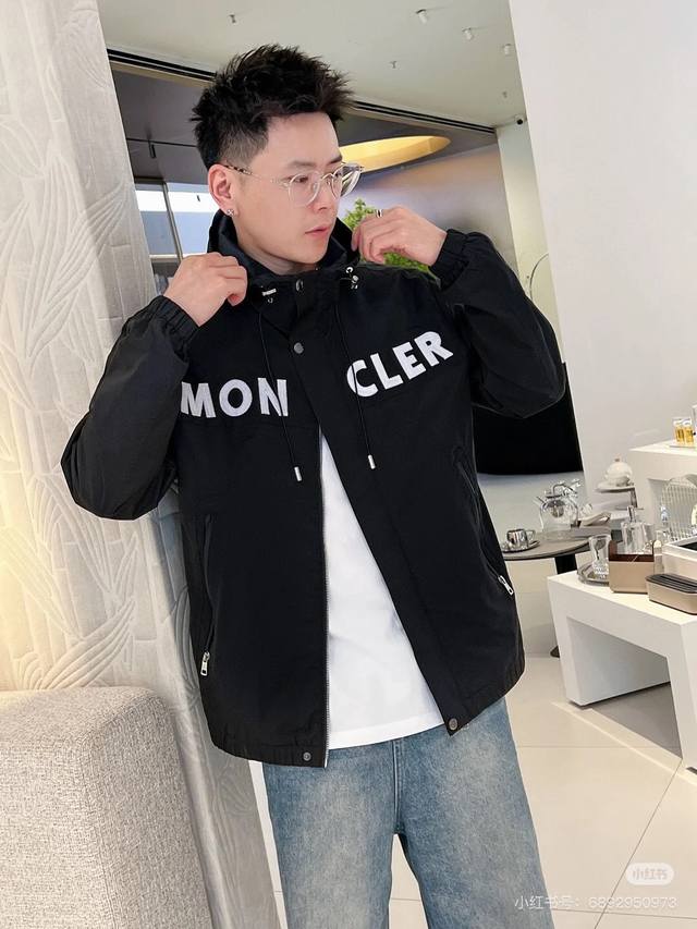 主推 Moncler 2024独家专供秋冬新款蒙口潮男时尚休闲连帽外套，Logo刺绣潮流时尚休闲夹克，透气舒适度高，细节无可挑剔，品牌元素设计理念，体现高品质。