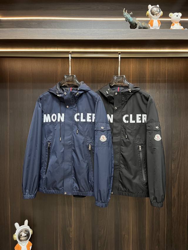 主推 Moncler 2024独家专供秋冬新款蒙口潮男时尚休闲连帽外套，Logo刺绣潮流时尚休闲夹克，透气舒适度高，细节无可挑剔，品牌元素设计理念，体现高品质。