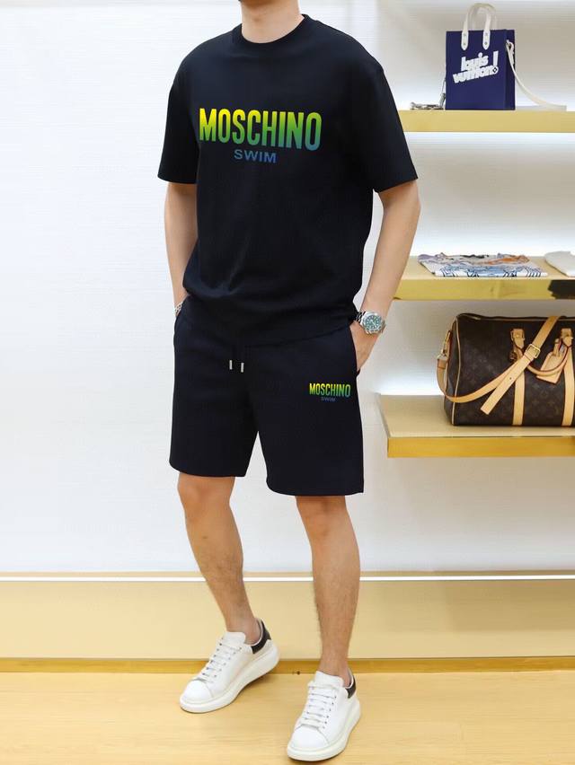 品牌 Moschino莫斯奇诺 2024新款男士短袖短裤套装！官网同步销售！市面高端版本！手感细腻柔软！让你穿着更加舒适！立体裁剪版型超赞！尺码:M-5Xl 下