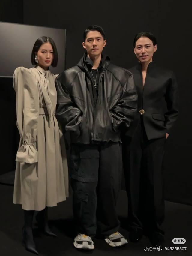 皮衣 王炸24 Fw 机车皮衣系列 巴黎世家 赛车服皮衣 材质：进口小牛皮 版型：Oversize 阔版版型 内侧里布设计非常有特色 辅料：铝合金非市场版本