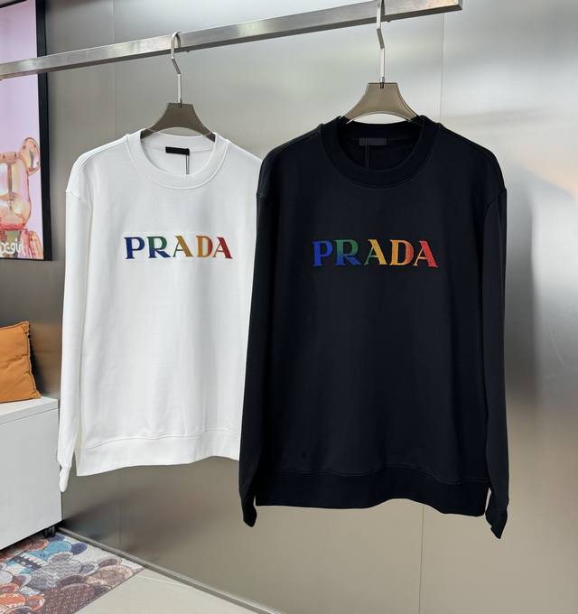 Prad*普拉-达24S新款圆领卫衣.男女同款！最新时尚图形.立体牙刷绣设计.时尚百搭！定制380克卫衣棉面料.柔软舒适毛圈.柔软亲肤极致上身体感 ，潮酷休闲款