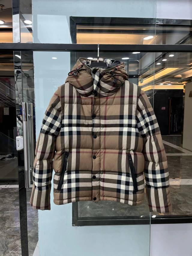 2024款顶级版 Burberry一款超重工羽绒服，版型不挑人。谁穿谁好看。一衣两穿无论是作为长袖羽绒服穿的还是脱掉袖子当马甲穿！上身效果都太nice了吧！面料