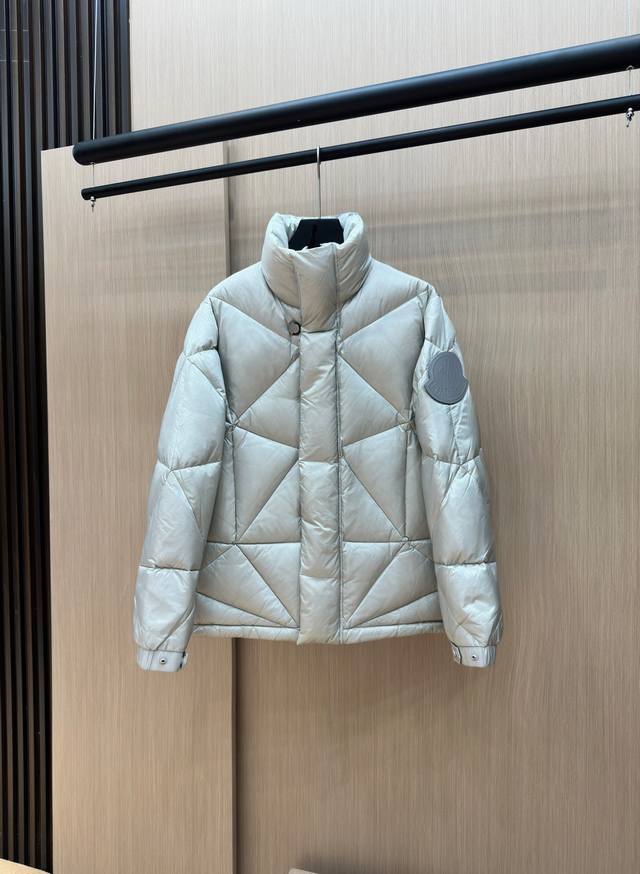 新品 #菲董联名# 盟可睐 Moncler 再度携手 Pharrell Williams 打造联名系列。 顶级90白鹅绒！ 此次选择的是 Moncler Gen