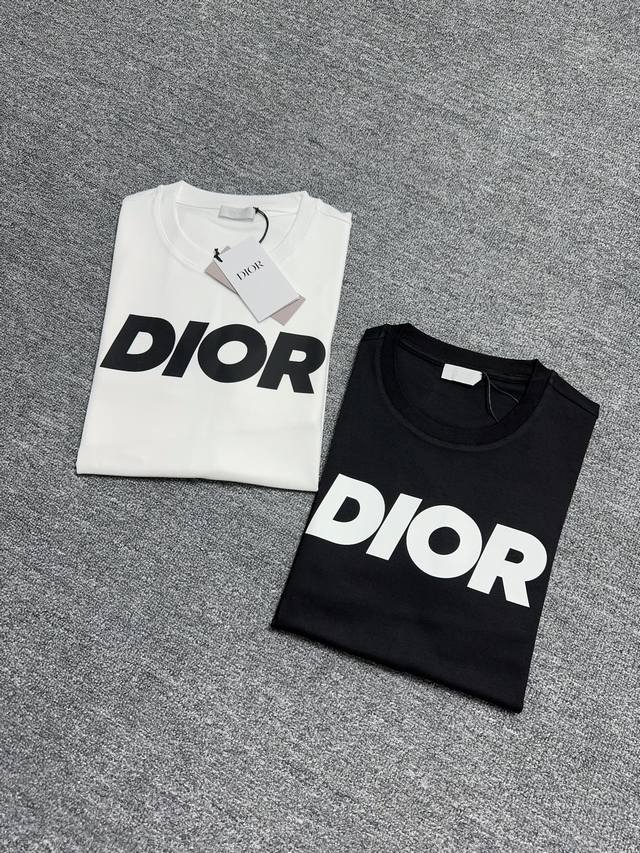 Dior 24秋冬新品字母印花圆领长袖t恤，设计彰显品牌辨识度，极简风格设计打造基本款百搭单品，为男士衣橱注入新意。采用柔软棉质双面针织长绒棉+莫代尔棉面料制成