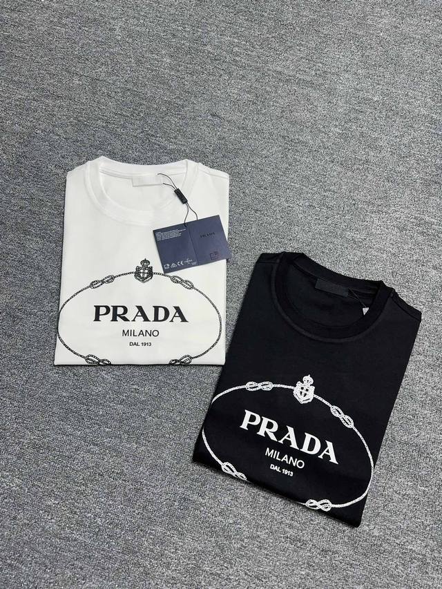 Prada* 24秋冬新品字母印花圆领长袖t恤，设计彰显品牌辨识度，极简风格设计打造基本款百搭单品，为男士衣橱注入新意。采用柔软棉质双面针织长绒棉+莫代尔棉面料