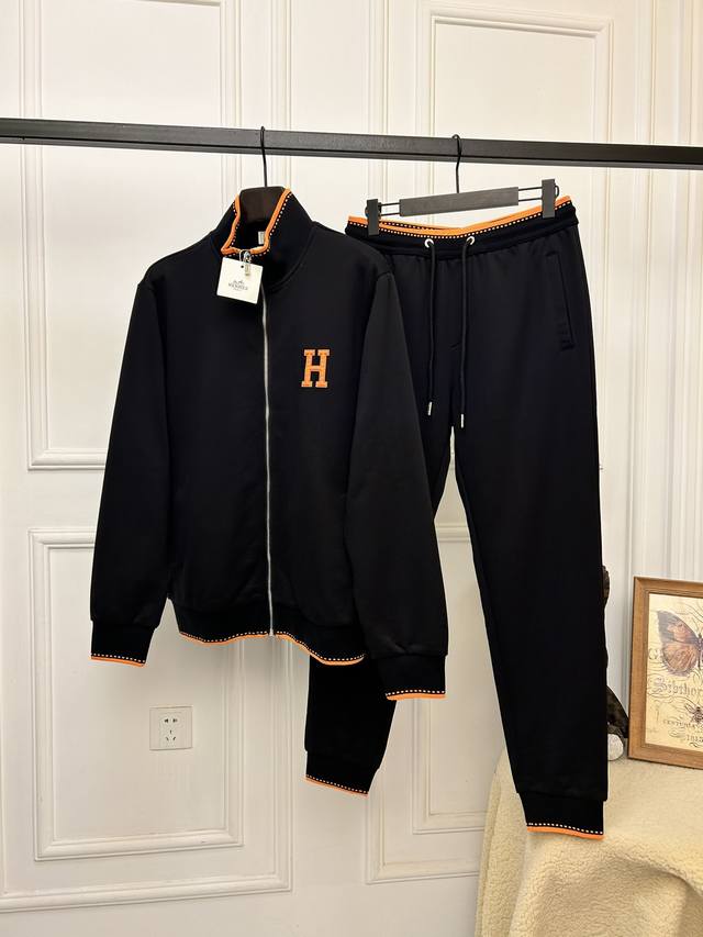 新品套装爱马仕hermes2024S秋冬新品休闲套装！独家定制卫衣棉面料，明星最爱时装味休闲套装 简单大方 刺绣织带设计 工艺设计！干净利落剪裁 都市风十足 可