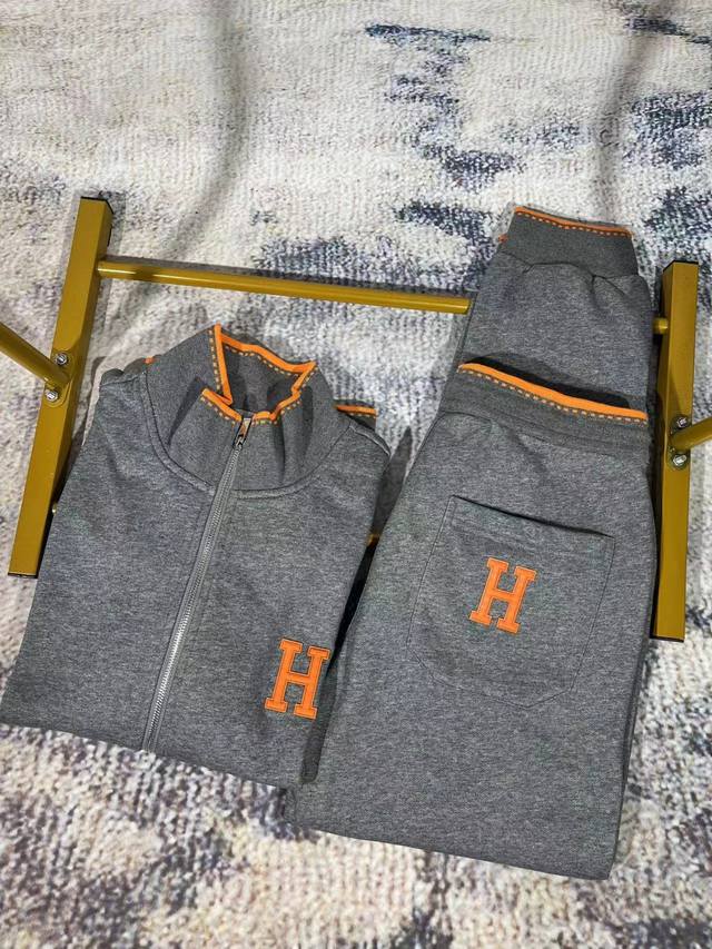 新品套装爱马仕hermes 2024S秋冬新品休闲套装！独家定制卫衣棉面料，明星最爱时装味休闲套装 简单大方 刺绣织带设计 工艺设计！干净利落剪裁 都市风十足