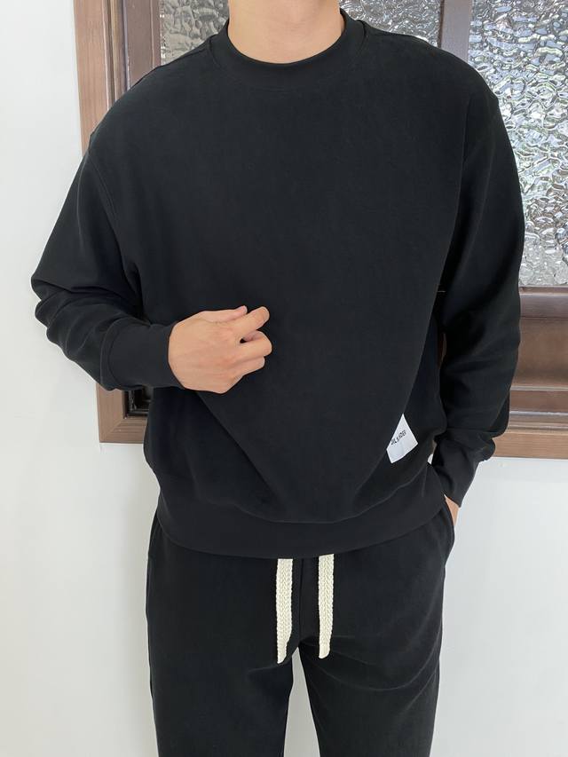 Jil Sander 秋冬新款休闲套装，演绎简约时尚。宽松圆领卫衣，纯棉材质，舒适贴肤，给你自在的穿着体验。直筒宽松长裤，垂坠感十足，尽显休闲慵懒气质。纯色设计