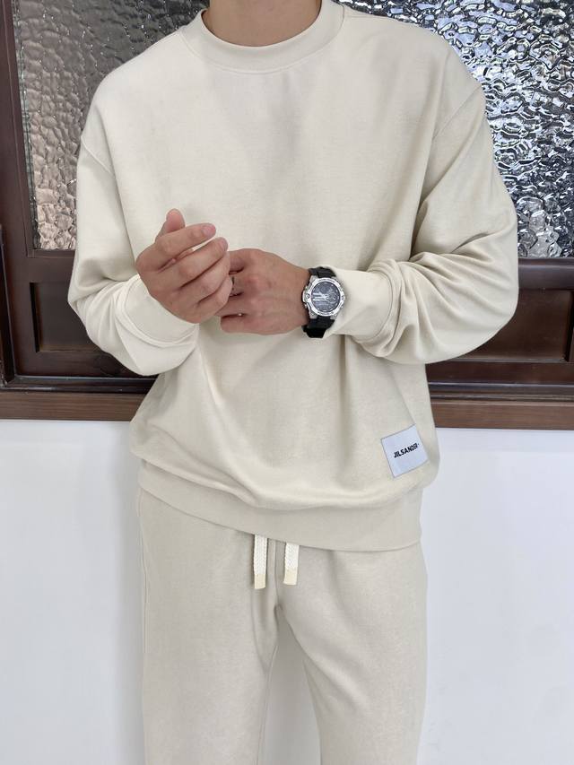 Jil Sander 秋冬新款休闲套装，演绎简约时尚。宽松圆领卫衣，纯棉材质，舒适贴肤，给你自在的穿着体验。直筒宽松长裤，垂坠感十足，尽显休闲慵懒气质。纯色设计