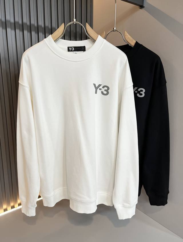 Y-3 2024秋冬全新系列单品上线，非常时髦前卫的一款男女同款长袖卫衣，标识logo图案压胶设计！区别于以往的不同，宣示品牌传承多年的设计理念！其吸睛度完全不