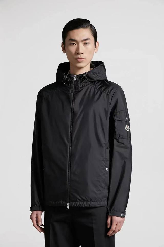 蒙口moncler24秋冬新品，玛雅连帽棉服，这款是专为提供轻便式保暖防护而设计，灵感源自永恒经典moncler Maya系列。采用高定原版功能性面料制成，超柔