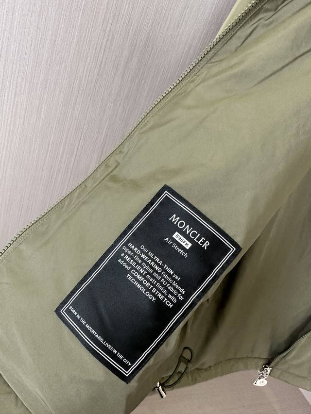 蒙口moncler24秋冬新品，玛雅连帽棉服，这款是专为提供轻便式保暖防护而设计，灵感源自永恒经典moncler Maya系列。采用高定原版功能性面料制成，超柔