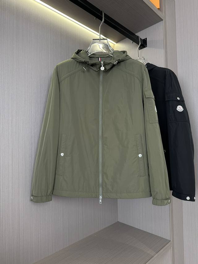 蒙口moncler24秋冬新品，玛雅连帽棉服，这款是专为提供轻便式保暖防护而设计，灵感源自永恒经典moncler Maya系列。采用高定原版功能性面料制成，超柔