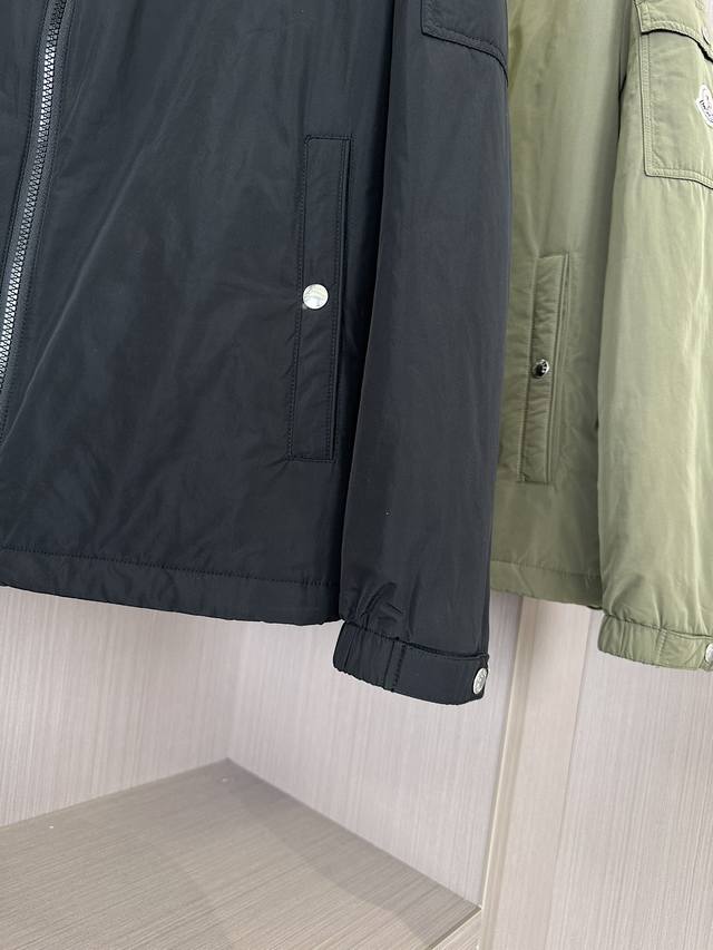 蒙口moncler24秋冬新品，玛雅连帽棉服，这款是专为提供轻便式保暖防护而设计，灵感源自永恒经典moncler Maya系列。采用高定原版功能性面料制成，超柔