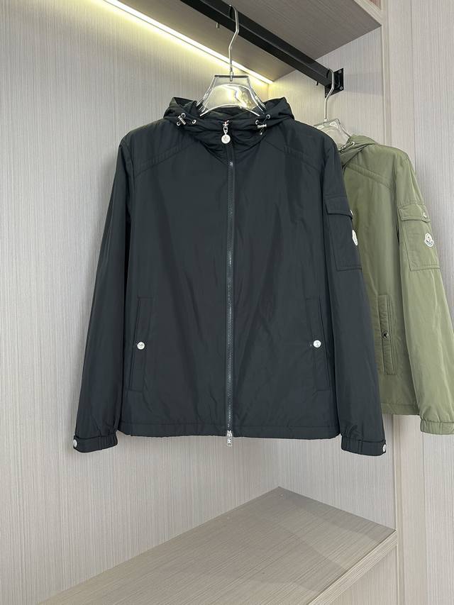 蒙口moncler24秋冬新品，玛雅连帽棉服，这款是专为提供轻便式保暖防护而设计，灵感源自永恒经典moncler Maya系列。采用高定原版功能性面料制成，超柔