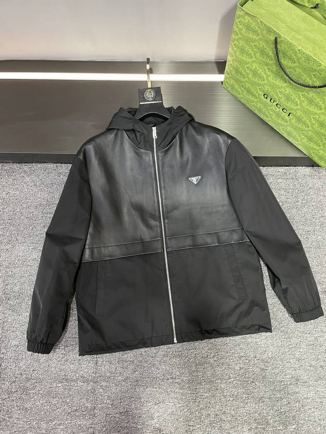 普拉达 Prada 24 秋冬新款羊皮拼接皮衣：时尚与品质的完美融合 在时尚的舞台上，普拉达 Prada 始终以其卓越的设计和精湛的工艺引领潮流。2024 秋冬