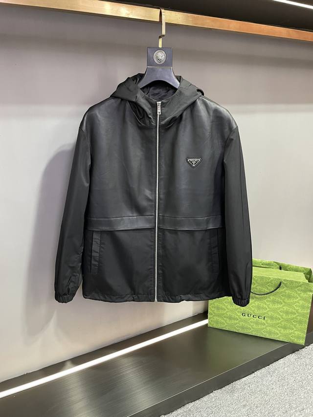 普拉达 Prada 24 秋冬新款羊皮拼接皮衣：时尚与品质的完美融合 在时尚的舞台上，普拉达 Prada 始终以其卓越的设计和精湛的工艺引领潮流。2024 秋冬