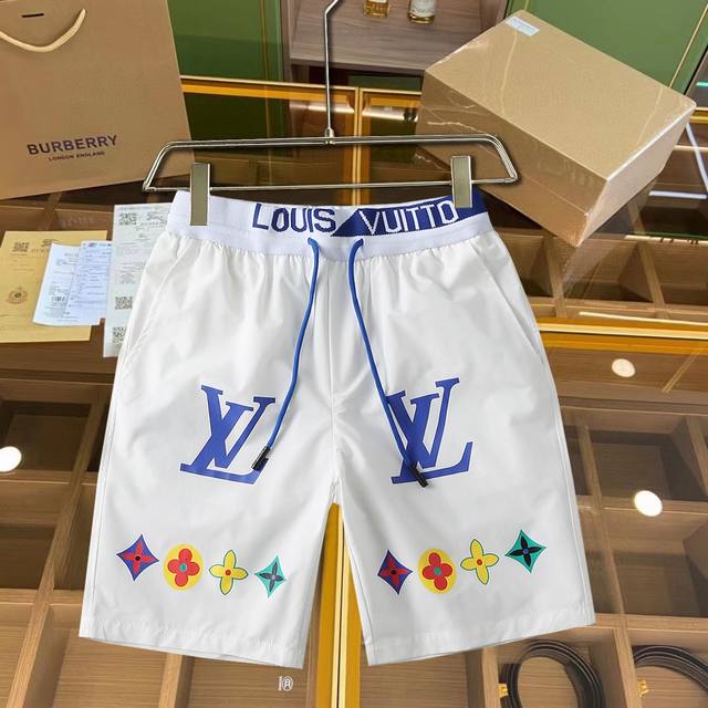 Lv 三标齐全 2024夏季新款男士休闲短裤，高级定制面料透气面料 透气弹力舒适度极高，细节无可挑剔，顶级辅料配备，原版logo设计理念，手感细腻柔软！上身版型