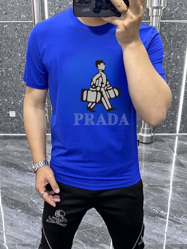 品牌 Prada 普拉达 胖子福音 原单男士休闲短袖t恤，2024春夏新品，定制胸前顶级logo 工艺、搭配整件细节 品质及剪裁设计都堪称一流，定制进口丝光棉面